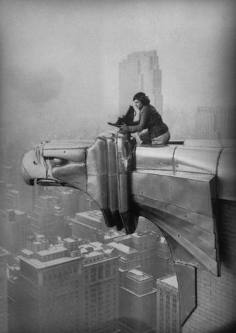 1. Margaret Bourke-White al lavoro in cima al grattacielo Chrysler, New York City, 1934 © Oscar Graubner Courtesy Estate of Margaret Bourke White;