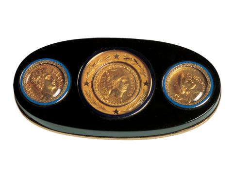 Tabacchiera in agata nera e oro con monete di Cesare, Pompeo ed Augusto, 1803 Tabacchiera in agata nera e oro con monete di Cesare, Pompeo ed Augusto, 1803