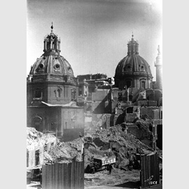 La demolizione di piazza Desideri è quasi completata: sullo sfondo S. Maria di Loreto e il SS. Nome di Maria, settembre 1931