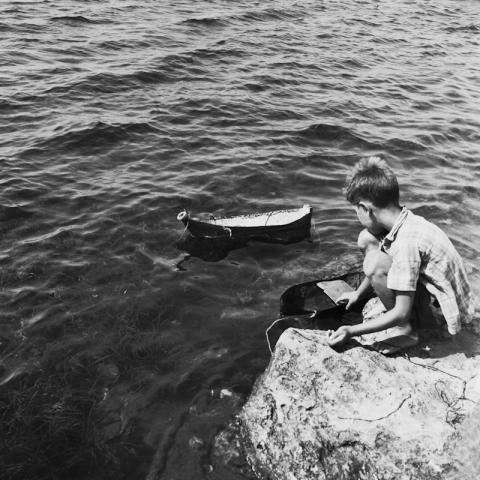 07_Sicilia_Lampedusa (AG)_Bambino al mare_1964_AFM-000068-01