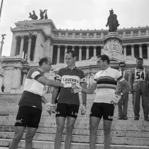1954. Fiorenzo Magni stringe la mano a Fausto Coppi. In mezzo Hugo Koblet, allʼAltare della Patria.