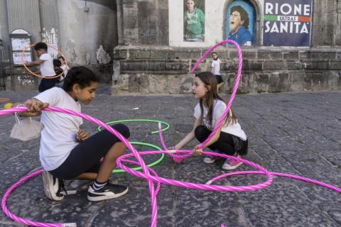 Napoli - Due ragazze durante le attività organizzate nell'ambito del progetto Spiega La Vela da Fondazione di Comunità San Gennaro ONLUS nel quartiere Sanità 