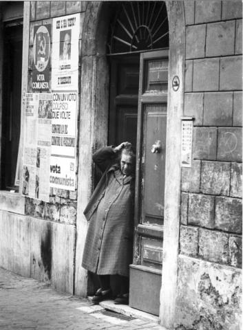 Donna anziana sul portone di casa (Emilio Gentilini)