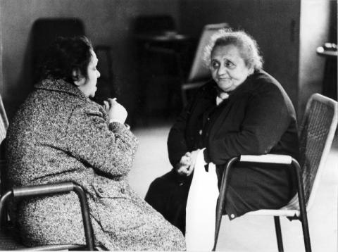 Due donne anziane conversano in un bar (Emilio Gentilini)