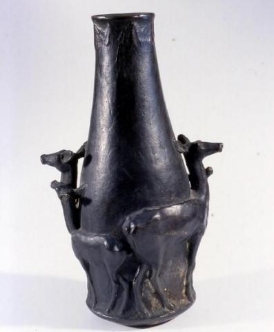 Duilio Cambellotti (attr.), vaso in bronzo con cerve, 1903-1906