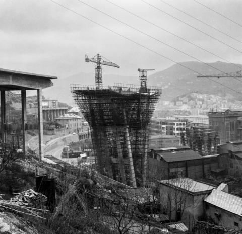 Il viadotto Polcevera (ponte Morandi) in costruzione. Genova 1963-67. Parma, CSAC, Fondo Publifoto