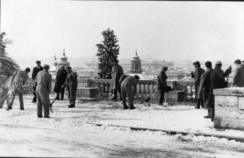 Netturbini spalano la neve sulla terrazza del Pincio nel 1956 (Mario Carbone)