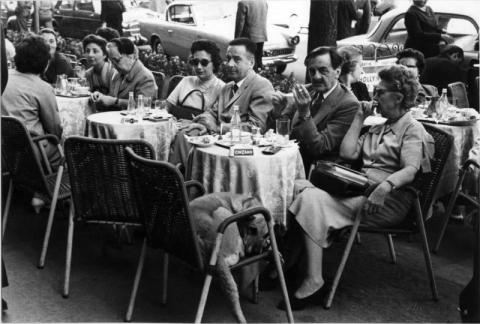 Persone sedute a un caffè di via Veneto 1958 (Mario Carbone)