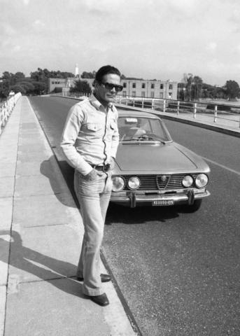 Pier Paolo Pasolini e l'Alfa GT con cui trovò la morte. Sabaudia, ottobre 1975. Cineteca di Bologna, Fondo Prediali