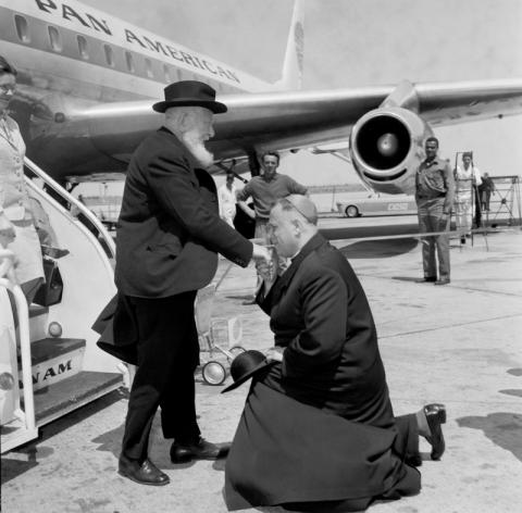 Religiosi aeroportuali. Il cardinale Eugene Tisserant. Fiumicino 1964. ARCHIVIO LUCE, Fondo VEDO